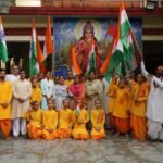 परमार्थ निकेतन में 79वें स्वतंत्रता दिवस पर फहराया भारत का गौरव तिरंगा, ध्वजारोहण कर किया शहीदों को नमन