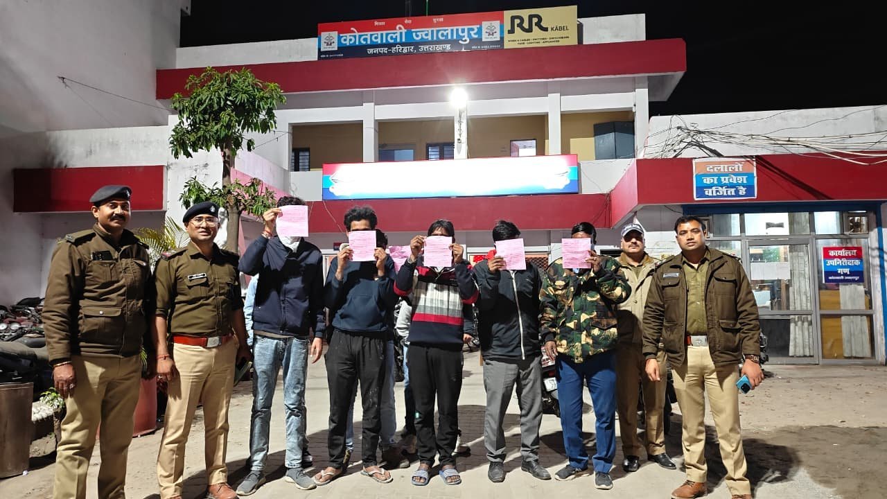 सार्वजनिक स्थानो व ढाबो में बैठकर जाम छलकाना युवको को पडा भारी, ज्वालापुर पुलिस ने कुल 22 व्यक्तियों को मौके से पकड़ कर किया चालान