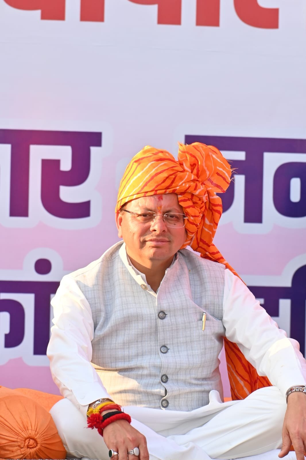 नीलाधारा गंगा तट पर खाट पर चौपाल लगाकर मुख्यमंत्री ने सुनी ग्रामीणों की समस्या