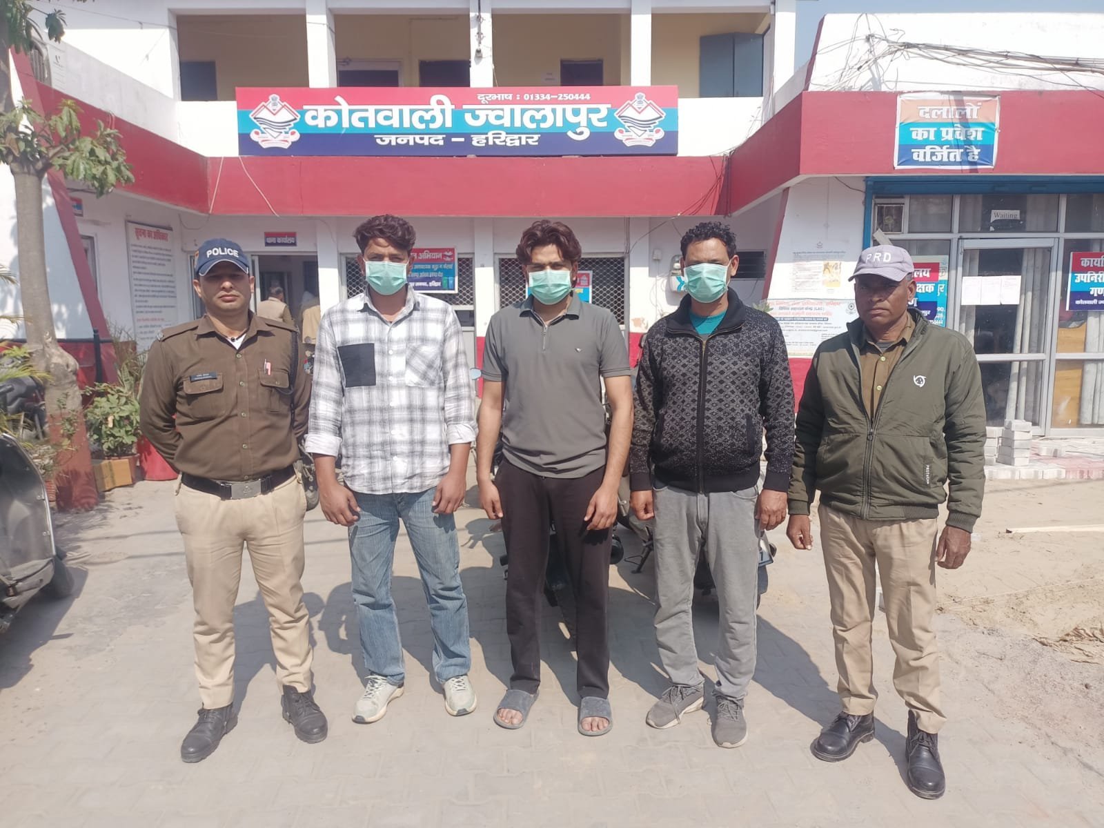 हरिद्वार पुलिस द्वारा शांति व्यवस्था भंग करने पर 03 आरोपियों को मोहल्ला कस्सावान से हिरासत में लिया