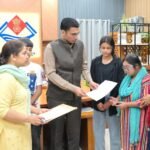 08 वर्षों से लापता पति; 02 दिव्यांग बेटियों सहित 05 बच्चों की जिम्मेदारी तले दबी मीना ठाकुर की पीड़ा हरने आया जिला प्रशासन, सीएसआर फंड से 01 लाख हस्तांतरण