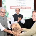 ICFRE की महानिदेशक कंचन देवी ने केंद्रीय पर्यावरण, वन एवं जलवायु परिवर्तन मंत्री श्री भूपेंद्र यादव को मुनस्यारी, पिथौरागढ़ की विशिष्ट कला पायरोग्राफी से बने उत्तराखंड के राजकीय पक्षी मोनाल का चित्र भेंट किया