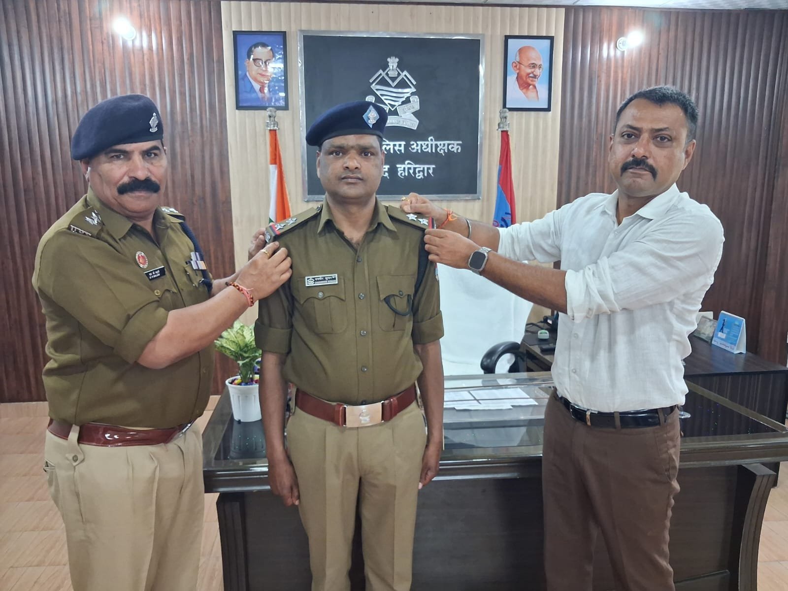 अपर उप निरीक्षक पद पर प्रमोट हेड कांस्टेबल को कप्तान ने पहनाए स्टार