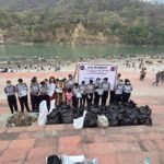 गंगा तट पर स्वच्छता का संकल्प: शिव गंगा क्लीनिंग ट्रस्ट के अभियान में NCC कैडेट्स और स्थानीय टीम की सक्रिय भागीदारी