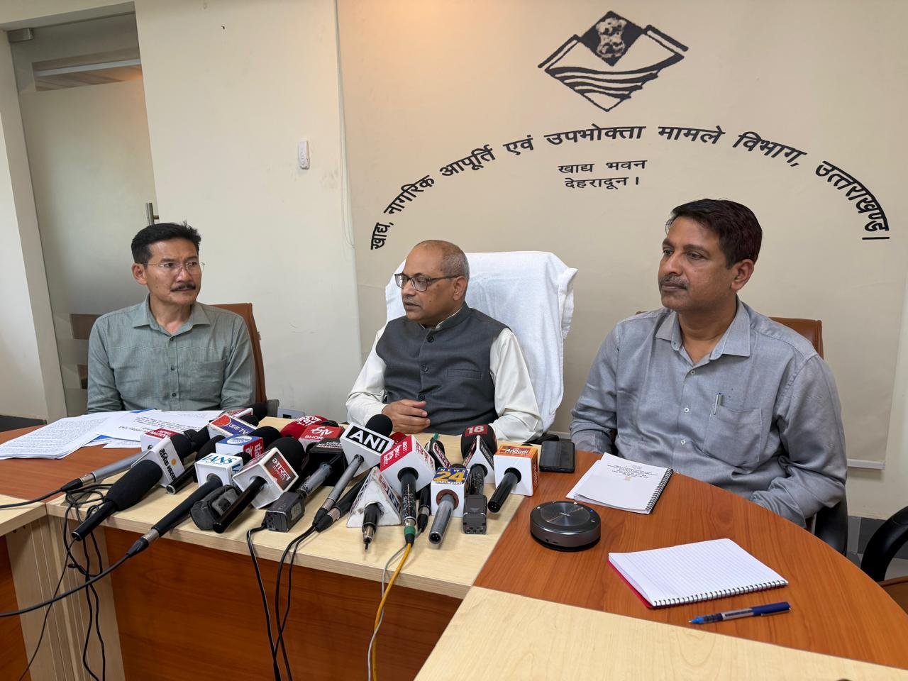 गैस एवं ईंधन की नियमित आपूर्ति एवं सम्भावित कठिनाई के समाधान के सम्बन्ध में मुख्य सचिव द्वारा आज समस्त प्रमुख सचिव/सचिव, महानिदेशक, पुलिस, मण्डल आयुक्त, कुमायॅू/गढ़वाल, समस्त जिलाधिकारी, वरिष्ठ पुलिस अधीक्षक, समस्त जिला पूर्ति अधिकारी तथा आॅयल कम्पनी के समस्त अधिकारियों के साथ बैठक की