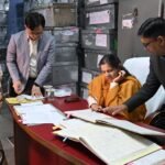 जिलाधिकारी ने किया कार्यालयों का औचक निरीक्षण