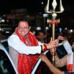 बुलडोजर से भी हुआ भव्य स्वागत, सड़कों पर उमड़ा जनसैलाब