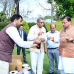 मुख्यमंत्री आवास परिसर में मंगलवार को शहद निष्कासन कार्य किया गया