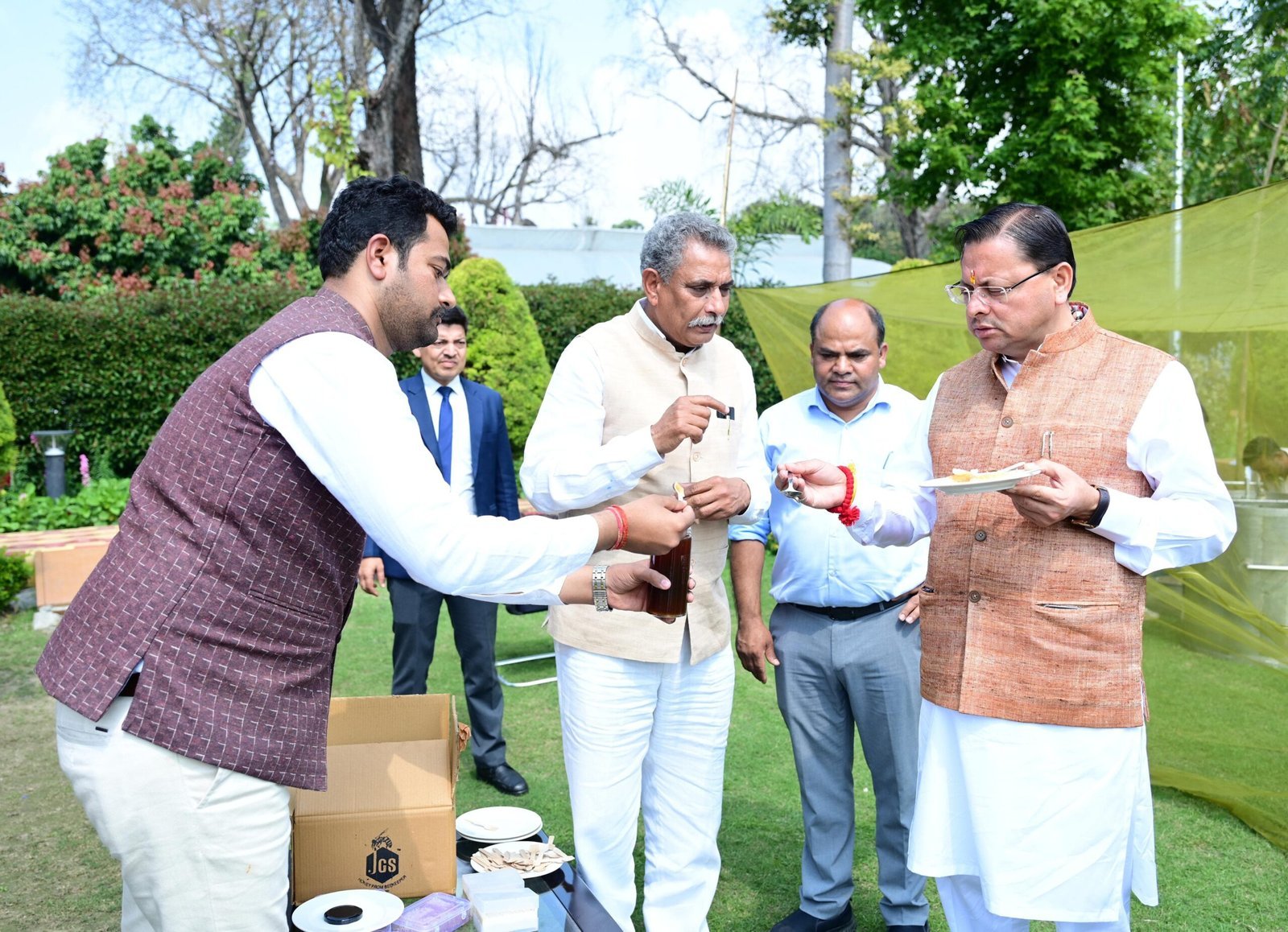 मुख्यमंत्री आवास परिसर में मंगलवार को शहद निष्कासन कार्य किया गया