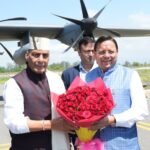 मुख्यमंत्री ने केंद्रीय रक्षा मंत्री श्री राजनाथ सिंह के देवभूमि उत्तराखंड आगमन पर पंतनगर एयरपोर्ट पर उनका स्वागत किया