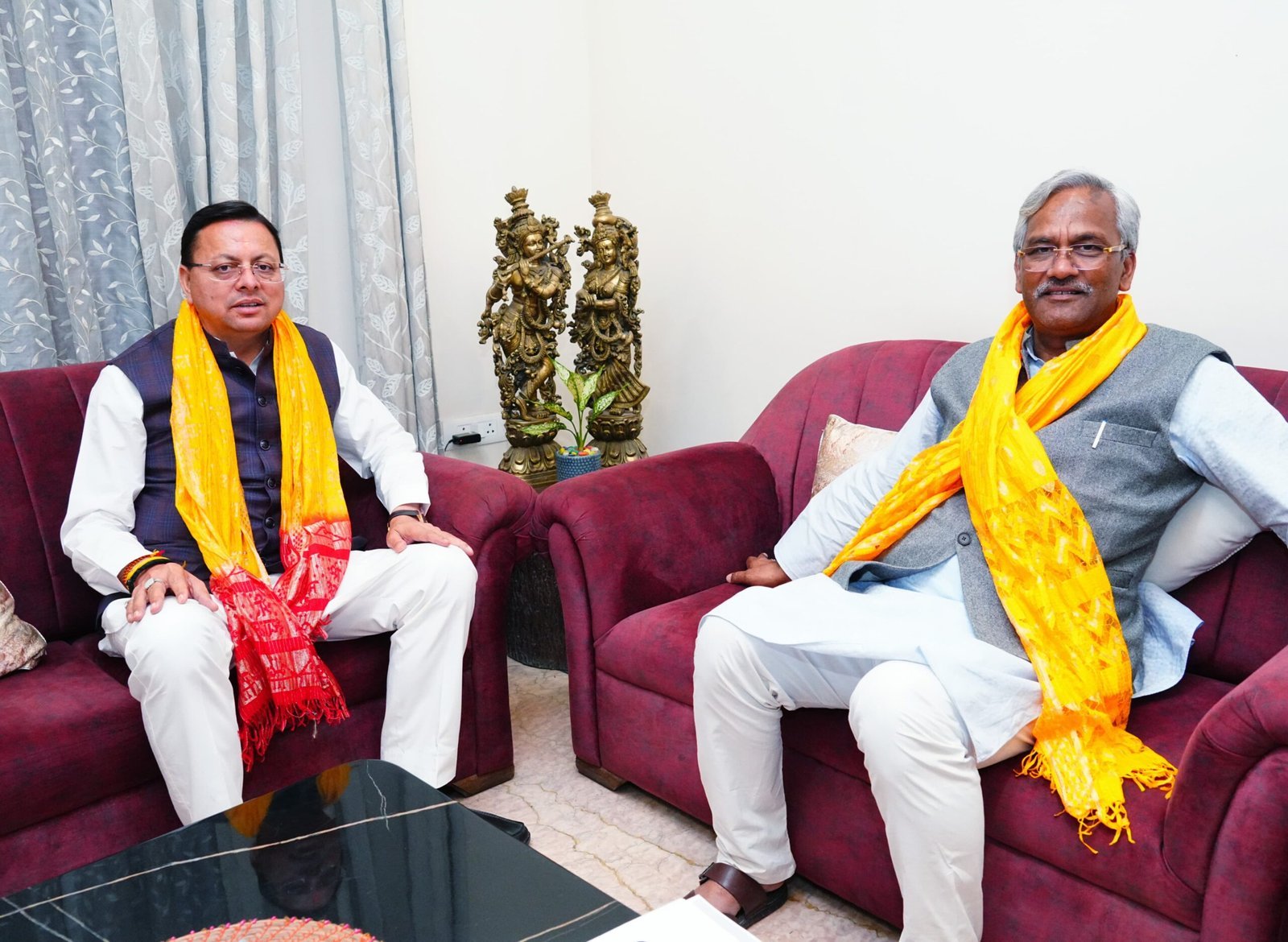 मुख्यमंत्री ने पूर्व मुख्यमंत्री श्री त्रिवेंद्र सिंह रावत से देहरादून स्थित उनके आवास पर भेंट कर उन्हें होली पर्व की हार्दिक शुभकामनाएँ दीं