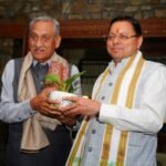 मुख्यमंत्री से मुख्यमंत्री आवास में पूर्व मुख्यमंत्री श्री विजय बहुगुणा ने शिष्टाचार भेंट की