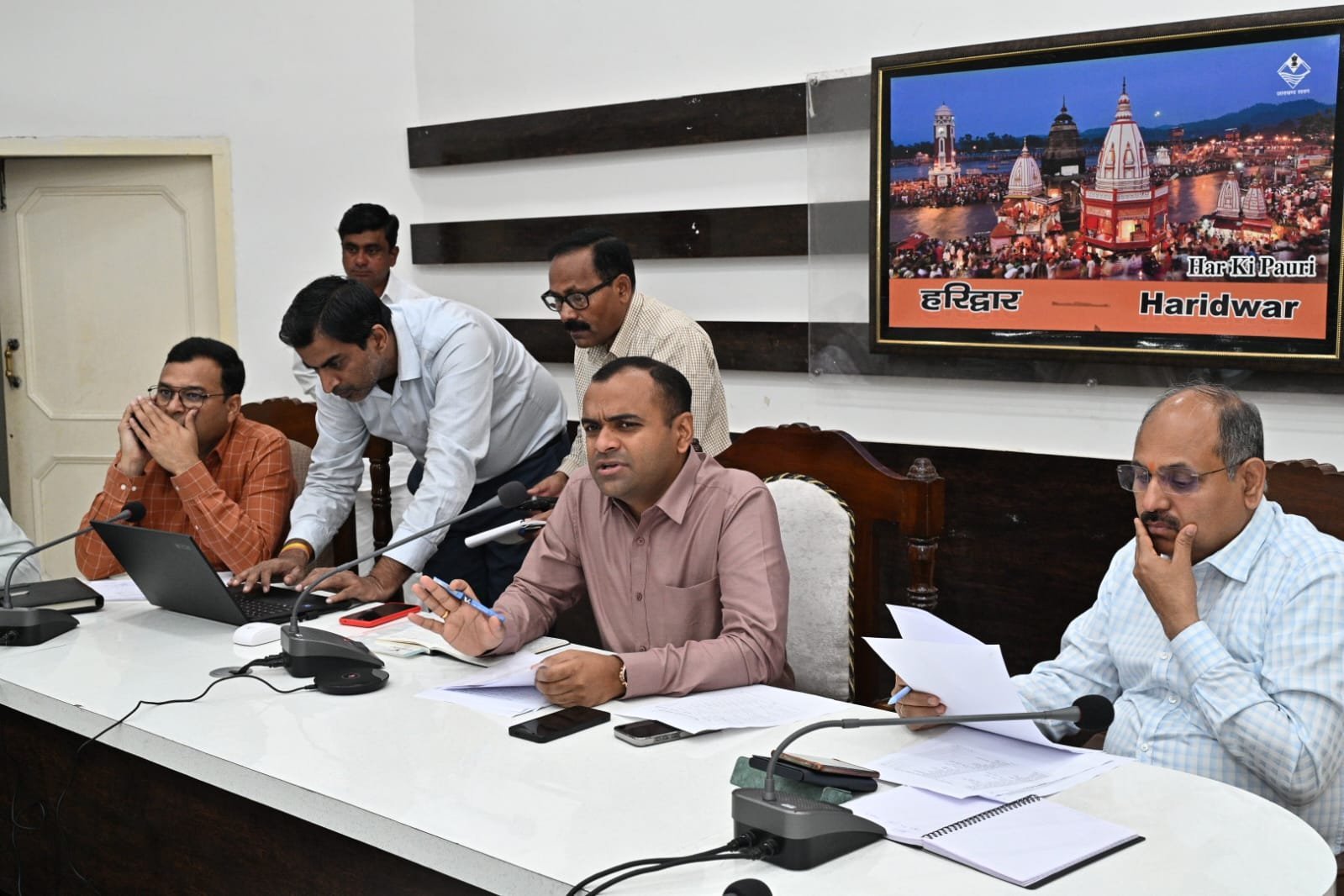 सीएम हेल्पलाइन पर दर्ज शिकायतों के समयबद्ध निस्तारण के लिए जिलाधिकारी ने अधिकारियों को दिए सख्त निर्देश