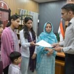 1 बेटी खो चुकी, 1 नन्ही नातिन व 3 अविवाहित बेटियों की असहाय विधवा माता क्षमा का डीएम ने करवाया बैंक ऋण माफ, बैंक से दिलाई नो ड्यूज एनओसी