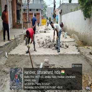 चारधाम यात्रा के दृष्टिगत सिवरेज के लिए खोदी गई सड़कों को त्वरित गति से ठीक करने के लिए दिन- रात किया जा रहा है निमार्ण कार्य