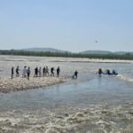 गंगा जी में अचानक बढ़ा जलस्तर, 21 लोग टापु पर फँसे, पुलिस ने किया रेस्क्यू