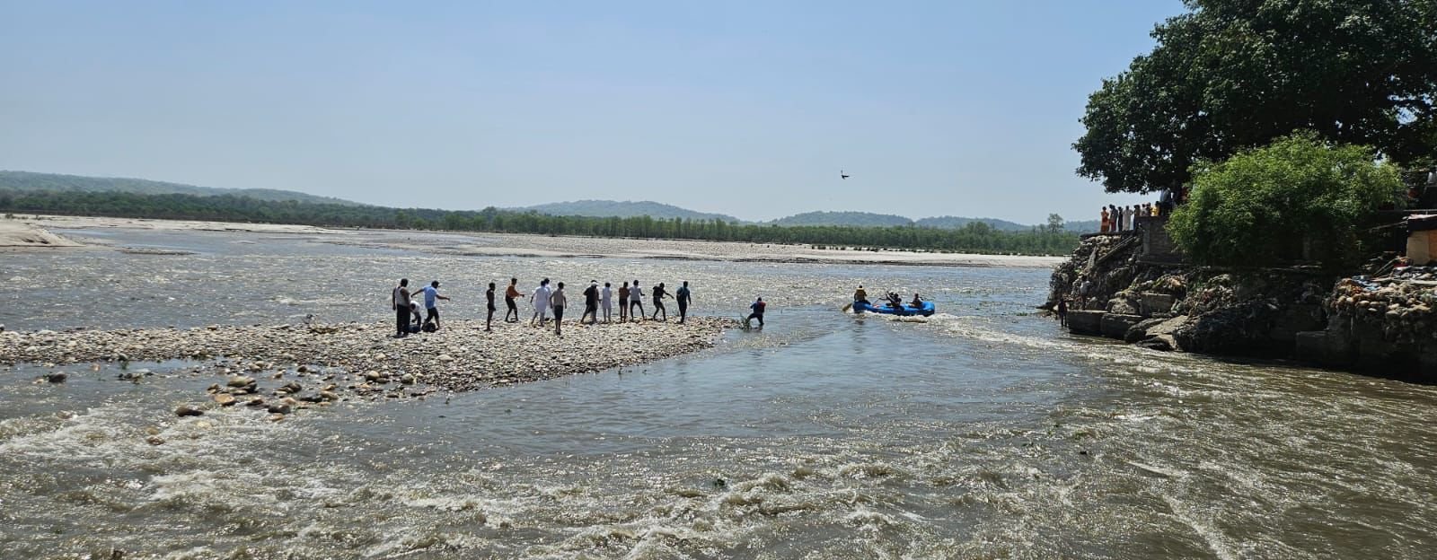 गंगा जी में अचानक बढ़ा जलस्तर, 21 लोग टापु पर फँसे, पुलिस ने किया रेस्क्यू