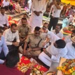 चारधाम यात्रा: पैड़ी पर आयुक्त गढ़वाल मण्डल एवं आईजी गढ़वाल ने मां गंगा की पूजा अर्चना कर कुशल यात्रा संचालन की प्रार्थना