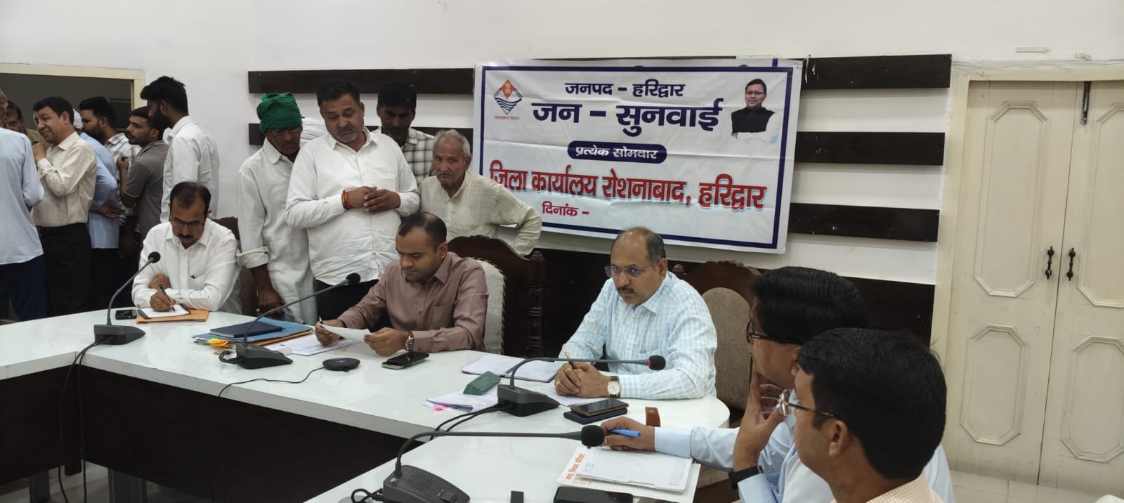 जनपदवासियों की समस्याओं को त्वरित निस्तारण के उदेश्य से जिलाधिकारी की अध्यक्षता में प्रत्येक सोमवार को आयोजित किया जा रहा है जन सुनवाई कार्यक्रम