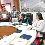 जिलाधिकारी नितिका खण्डेलवाल की अध्यक्षता में कलेक्ट्रेट सभागार में जनता मिलन कार्यक्रम का आयोजन किया