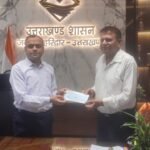 डा नरेश चौधरी को नेक राहवीर के रूप में जिलाधिकारी हरिद्वार ने पांच हजार का चैक देकर किया सम्मानित