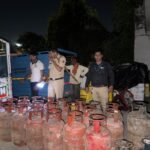 डीएम के निर्देश पर अवैध गैस कारोबार पर बड़ी कार्रवाई, 32 सिलेंडर, 4 गैस रिफिलिंग उपकरण जब्त; 327 सिलेंडरों से लदा वाहन कब्जे में, मुकदमा दर्ज