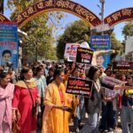 नारी शक्ति वंदन अधिनियम का विरोध करने वाले विपक्ष के खिलाफ डीएवी कॉलेज चौक पर महिलाओं का विरोध प्रदर्शन