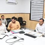 बीएचईएल,सिडकुल एवं शिवालिक नगर पालिका क्षेत्रांतर्गत सफाई व्यवस्था दूरस्त रखने के लिए जिलाधिकारी ने संबंधित अधिकारियों के साथ की बैठक