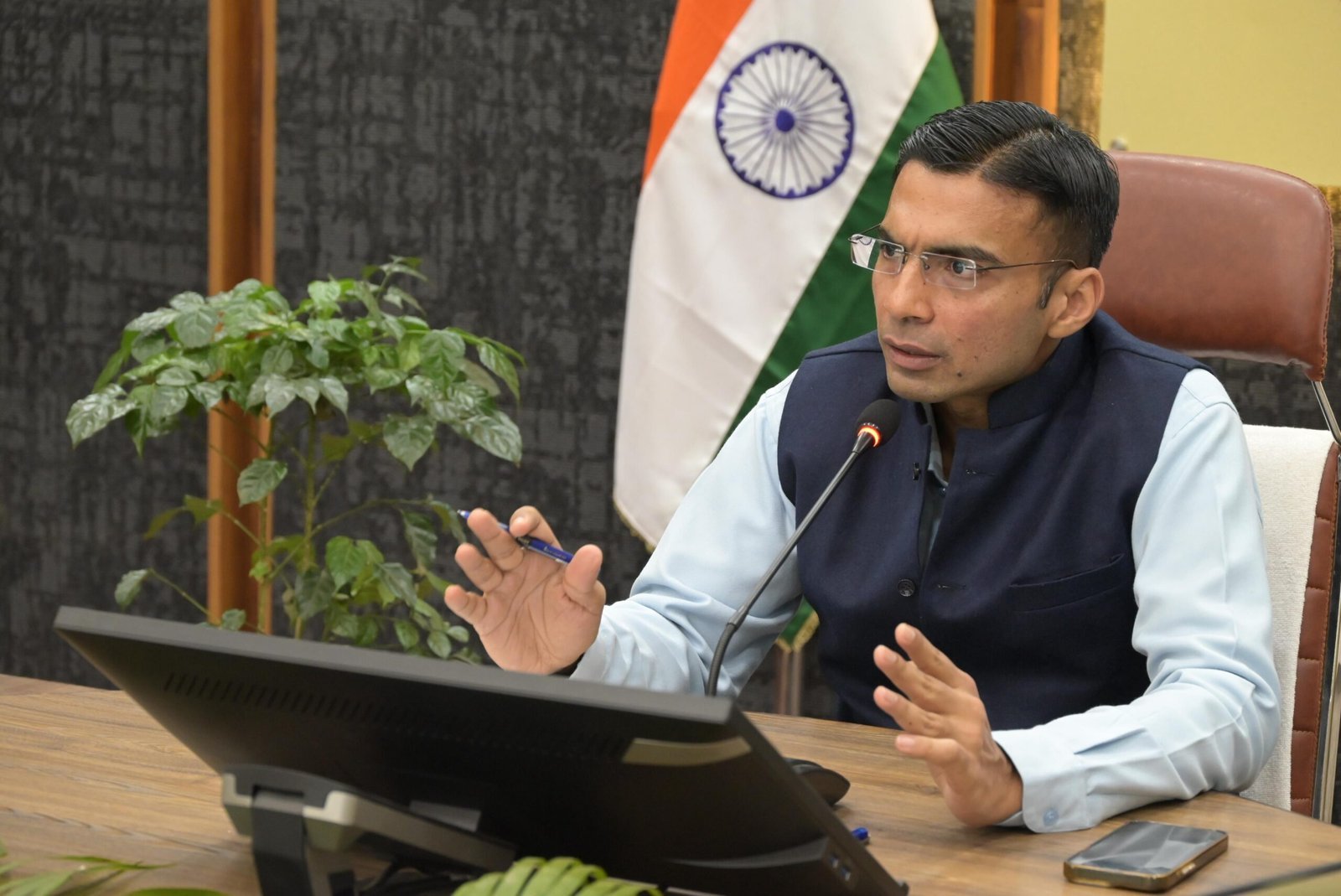 मा० प्रधानमंत्री के भ्रमण कार्यक्रम को लेकर जिला प्रशासन अलर्ट मोड पर; डीएम ने रेखीय विभागों के अधिकारी संग की समीक्षा बैठक 