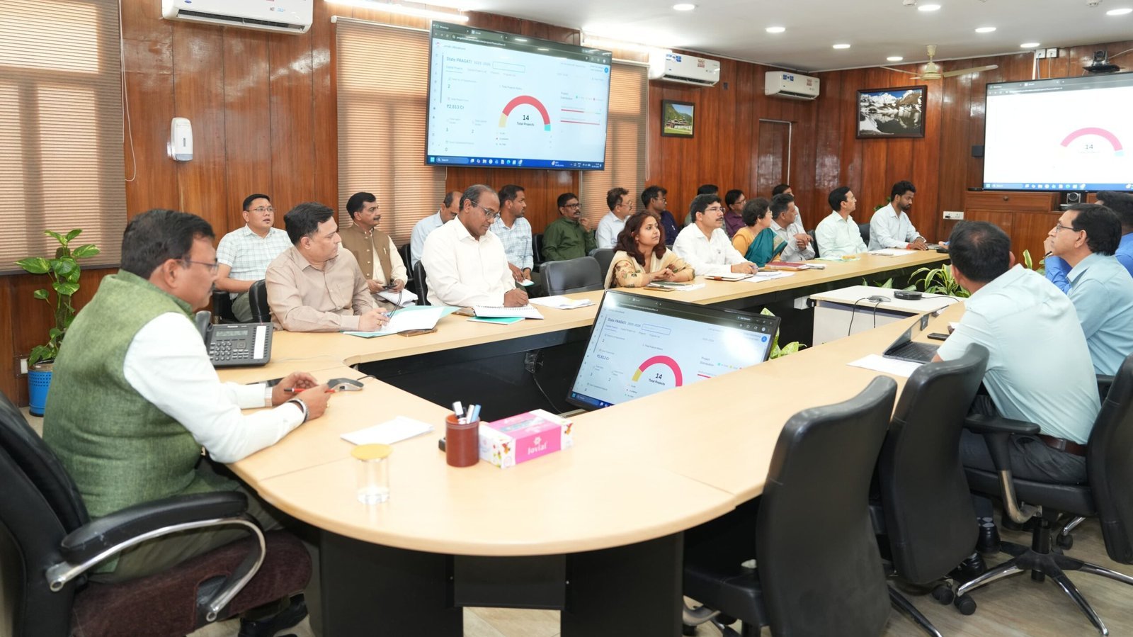 मुख्य सचिव श्री आनन्द बर्द्धन ने बुधवार को सचिवालय में स्टेट प्रगति पोर्टल की समीक्षा की