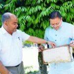 मुख्यमंत्री ने  मुख्यमंत्री आवास परिसर में शहद निकालने की प्रक्रिया का अवलोकन किया