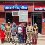 सार्वजनिक स्थान पर आने जाने वाले व्यक्तियों को अपनी ओर आकर्षित करने वाली महिलाओं को पुलिस ने हिरासत में लिया