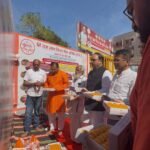 सुंदरकांड का पाठ कर 51 किलो लड्डुओं का भोग लगाकर मनाया हनुमान जन्मोत्सव 