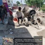 चारधाम यात्रा के दृष्टिगत सिवरेज के लिए खोदी गई सड़कों को त्वरित गति से ठीक करने के लिए दिन- रात किया जा रहा है निमार्ण कार्य