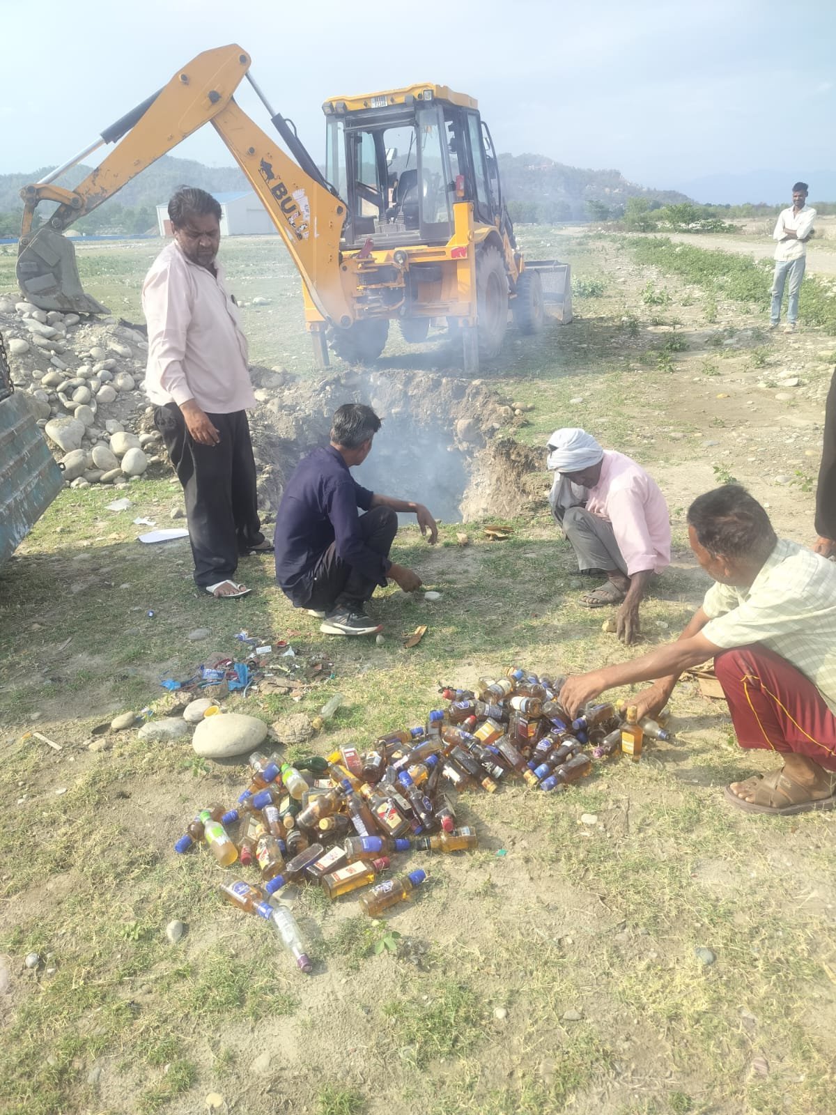 52 मुकदमो मे जब्त लगभग 600 लीटर देशी व 120 लीटर अंग्रेजी शराब का किया गया निस्तारण