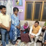 मुख्यमंत्री धामी ने खटीमा भ्रमण के दौरान दिवंगत व्यक्तियों के परिवारजनों से भेंट कर व्यक्त की शोक संवेदना तथा जनप्रतिनिधियों व जनता से मुलाकात कर सुनी जनसमस्याएं