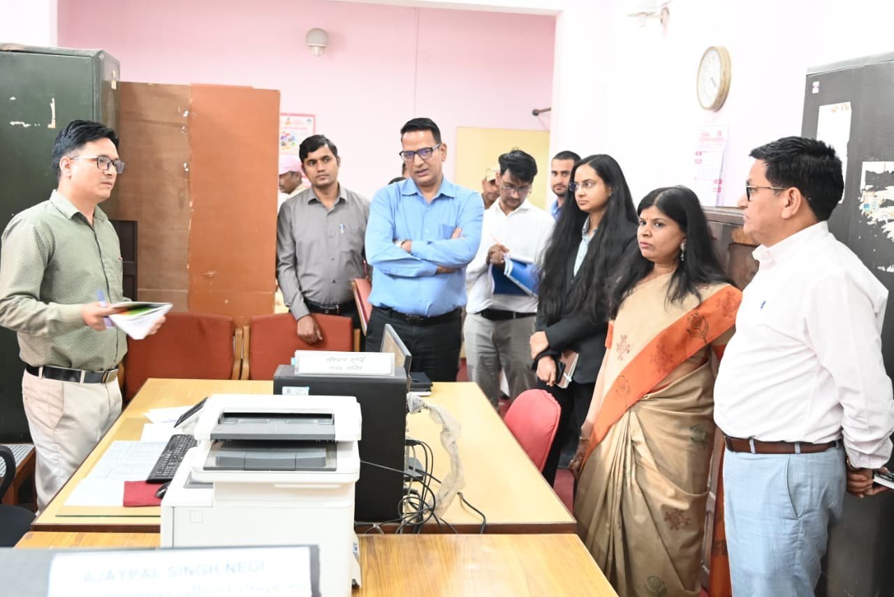 आयुक्त रंजना राजगुरु ने टिहरी कलेक्ट्रेट, तहसील कार्यालय एवं मॉडर्न रिकॉर्ड रूम का किया निरीक्षण