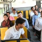 ईंधन बचत की मिसाल: जिला प्रशासन ने बस से किया सामूहिक सफर