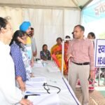 ऋषिकुल मैदान स्थित ऑफलाइन पंजीकरण केंद्र का जिलाधिकारी ने किया निरीक्षण, व्यवस्थाओं का लिया जायजा