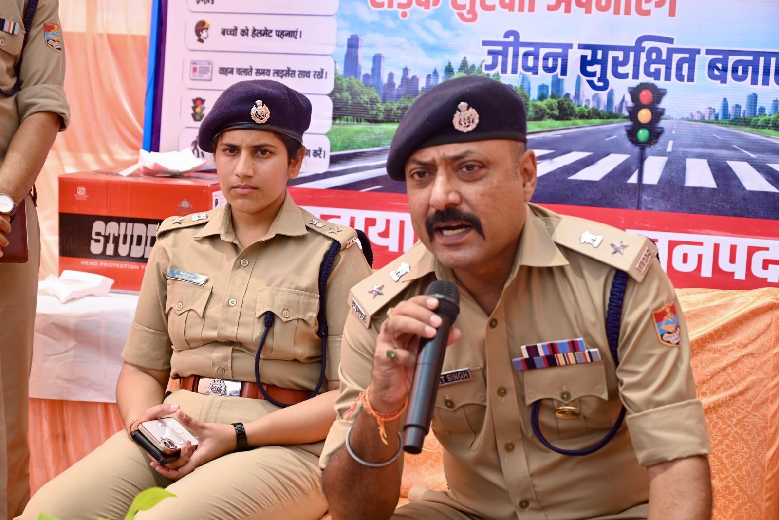 एसएसपी हरिद्वार द्वारा सड़क सुरक्षा जीवन रक्षा जागरुकता कार्यक्रम के अन्तर्गत बिना हेलमेट वालों को पहनाया हेलमेट