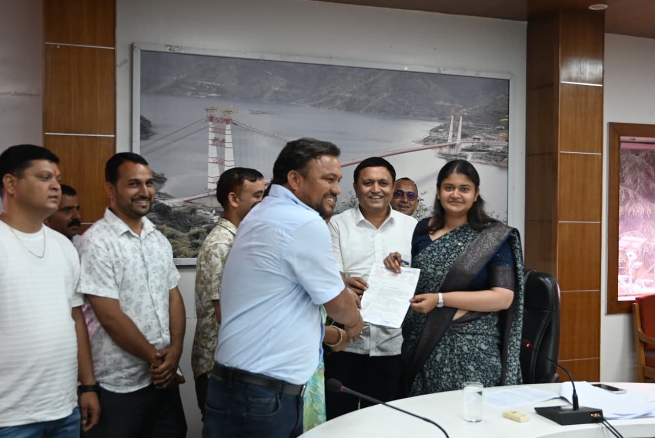 जनता मिलन में सुनी गईं 32 से अधिक शिकायतें, अधिकारियों को त्वरित निस्तारण के निर्देश