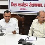 जनपद में संचालित हो रहे नालों एवं नालियों की साफ सफाई व्यवस्था त्वरित गति से की जाए: जिलाधिकारी