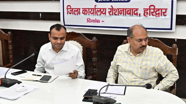 जनपद में संचालित हो रहे नालों एवं नालियों की साफ सफाई व्यवस्था त्वरित गति से की जाए: जिलाधिकारी