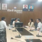 जिलाधिकारी ने ऑल सेन्ट कॉन्वेंट स्कूल प्रबंधन के साथ अभिभावकों की शिकायतों पर की बैठक