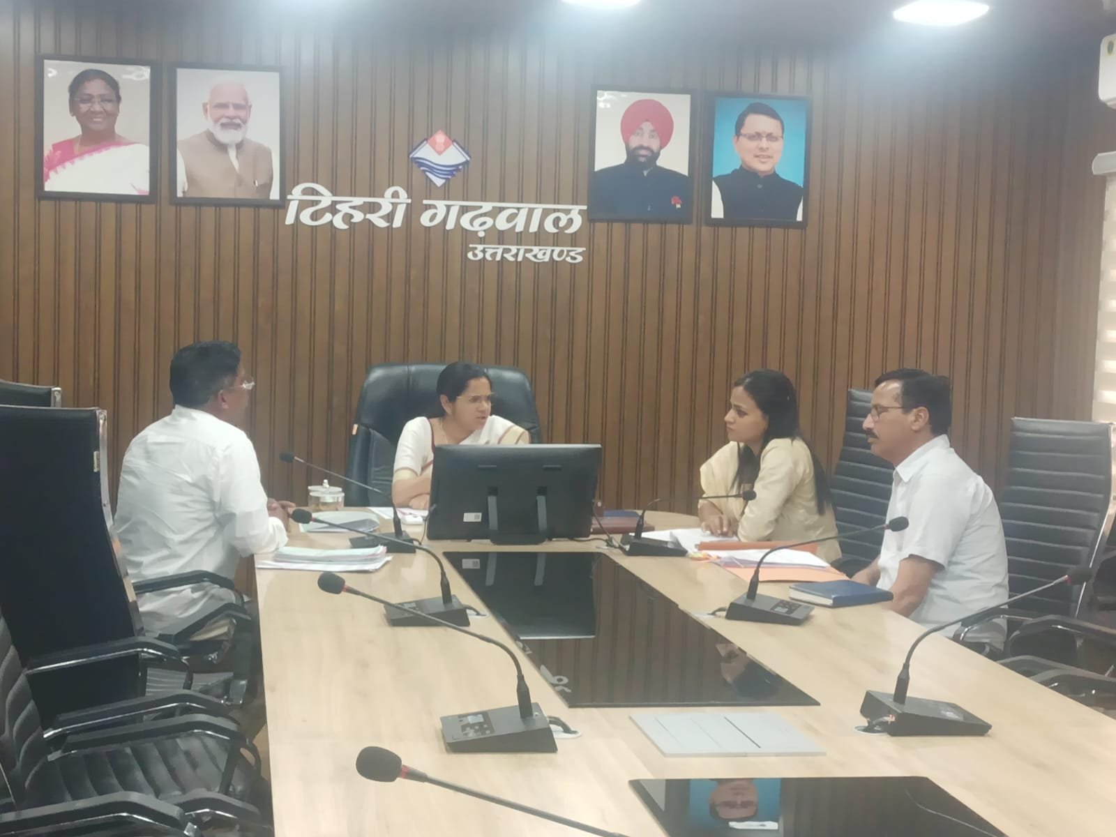 जिलाधिकारी ने ऑल सेन्ट कॉन्वेंट स्कूल प्रबंधन के साथ अभिभावकों की शिकायतों पर की बैठक