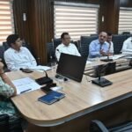 टीएचडीसी-आईएचटी से जुड़े लंबित प्रकरणों के निस्तारण हेतु जिलाधिकारी ने की समीक्षा बैठक