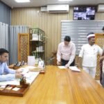 दुर्घटना में दोनों हाथ गंवा चुके मनीष को जिला प्रशासन रायफल क्लब फंड से रू0 50 हजार की आर्थिक सहायता