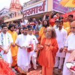 परमार्थ निकेतन में मां गंगा को अर्पित की चुनरी