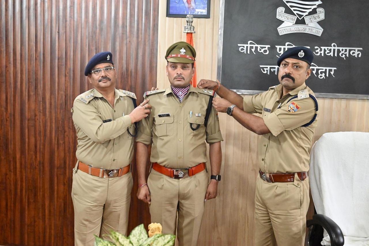 पीपिंग सेरेमनी में SSP नवनीत सिंह ने पहनाए स्टार