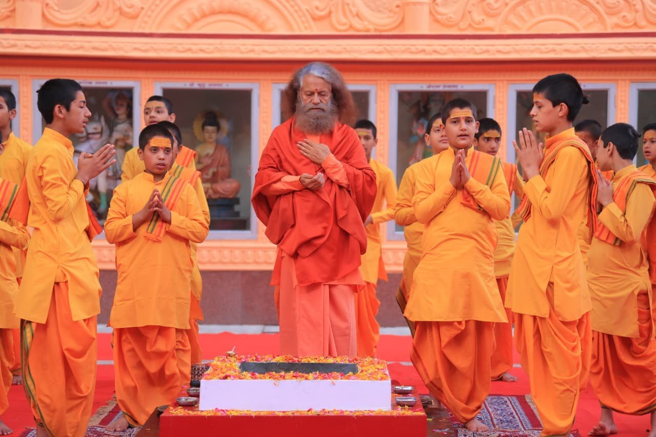 बरगी बांध क्रूज हादसे के पीड़ितों की आत्मा की शांति हेतु परमार्थ निकेतन में किया विशेष हवन